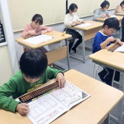 日進市で学童保育もそろばんも！あかいけの杜で子どもの成長をサポート