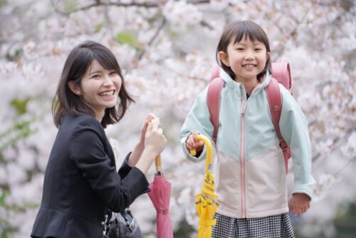 「小1の壁」で朝仕事に間に合わない！？登校時間のズレで困る朝の過ごし方