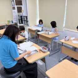 学年をこえて広がる学びとやさしさ――かちがわの杜学習教室の日常より