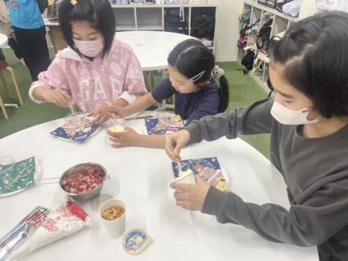 みんなで安心して楽しむおやつ作り ~パフェ作りに見えた子どもたちの成長~