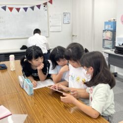 ランドセルを並べる姿から見える、子どもたちの思いやり
