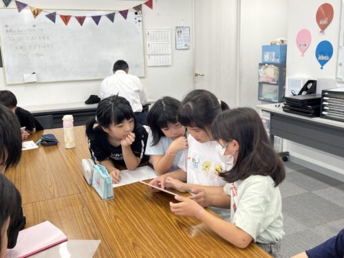 ランドセルを並べる姿から見える、子どもたちの思いやり